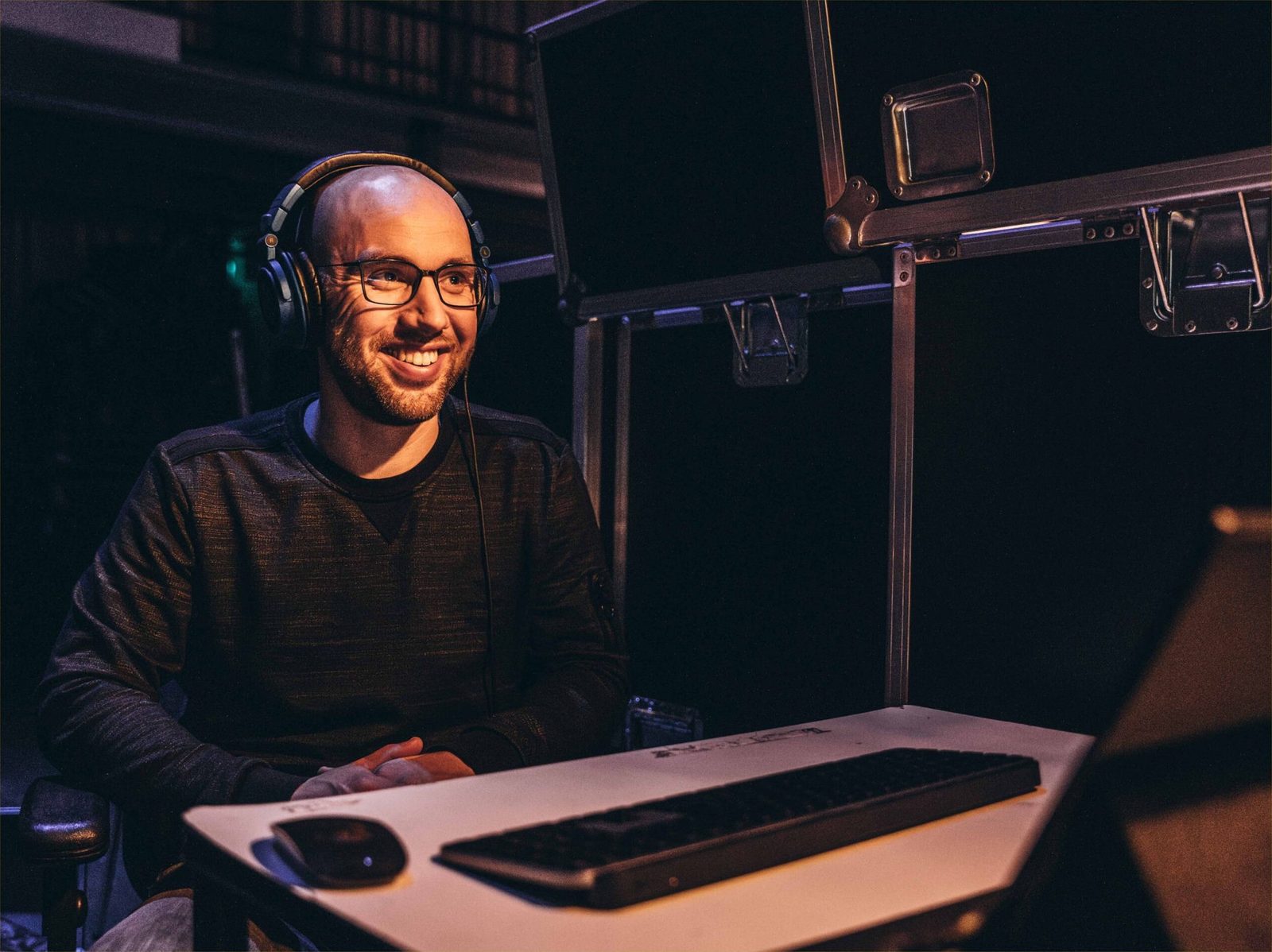 Sietse Lolkema, oprichter van SL-AUDIO, aan de geluidstafel